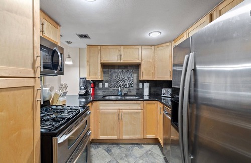 Capitol District Condo | Pet-friendly, 2 king beds in Downtown Austin with 1 gigabit Wifi