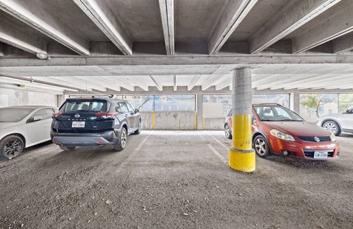 Capitol District Condo | Pet-friendly, 2 king beds in Downtown Austin with 1 gigabit Wifi