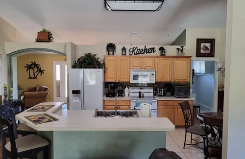 Ocala House | PET FRIENDLY 3BR HOME WITH SEASONAL POOL, 12 minutes to FAST, 15 minutes to WEC!