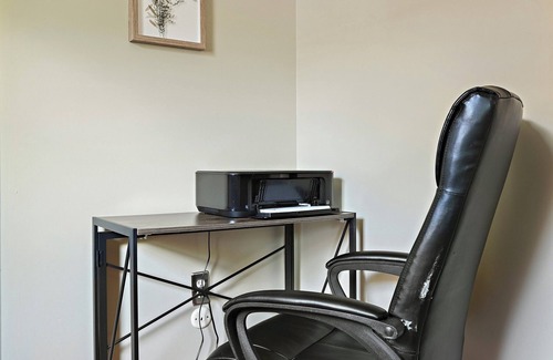 Springfield House | Pet Friendly 4 bd end unit TH, WiFi, Fenced in yard, near Washington DC/transit