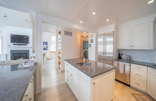 Avalon House | Pet Friendly, 5 Bedroom, 4 bath home close to the beach!