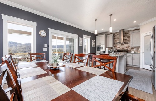 Glenville House | Pet friendly Amazing mountain paradise. Hot tub, fireplace, gym, game room !