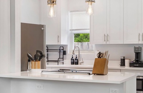 Mango Groves Cottage | Pet Friendly Apartment Near The Beach