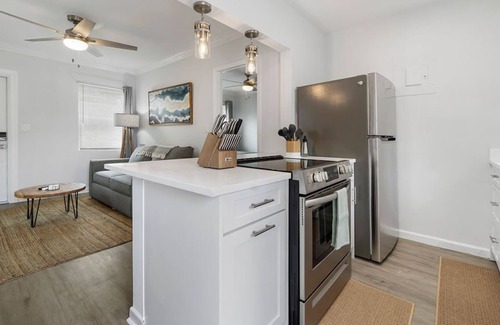 Mango Groves Cottage | Pet Friendly Apartment Near The Beach