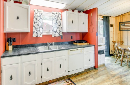 Arkdale Cottage | Pet-Friendly Arkdale Vacation Rental, 2 Mi to Lake