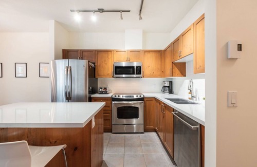 Blueberry Hill Condo | Pet friendly | BBQ | Private balcony | Cable TV