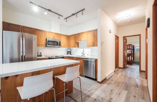 Blueberry Hill Condo | Pet friendly | BBQ | Private balcony | Cable TV