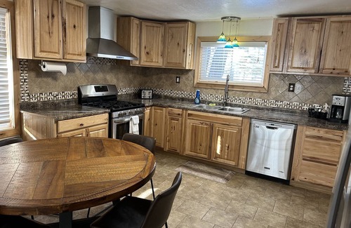 Dubois House | Pet-Friendly Cabin for up to 10 for Family or Group Adventure!