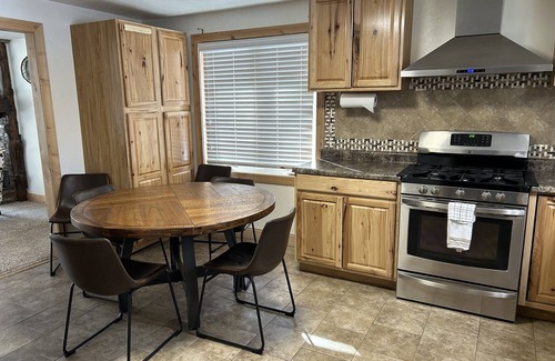 Dubois House | Pet-Friendly Cabin for up to 10 for Family or Group Adventure!