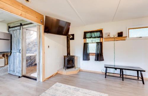 Hillsgrove House | Pet-Friendly Cabin with Grill in Hillsgrove