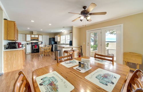 Checotah House | Pet-Friendly Checotah Home w/Deck & Lake Views!