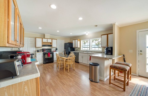 Checotah House | Pet-Friendly Checotah Home w/Deck & Lake Views!