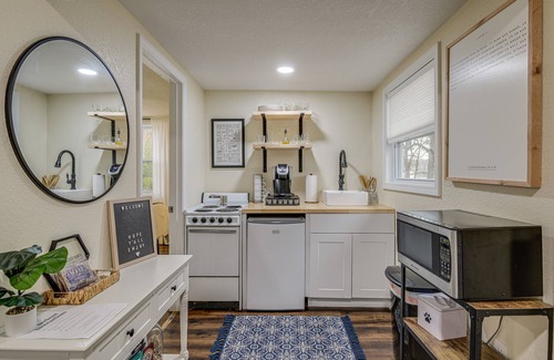 Ashley Oaks Cottage | Pet-Friendly Cottage ~ 8 Mi to Downtown Knoxville!