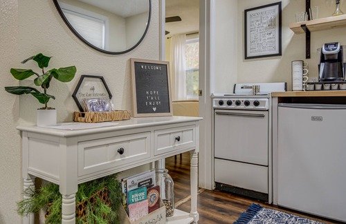 Ashley Oaks Cottage | Pet-Friendly Cottage ~ 8 Mi to Downtown Knoxville!