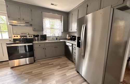 Mechanicsville House | Pet Friendly Cozy & Comfy 3 BR House w Large Yard & Deck