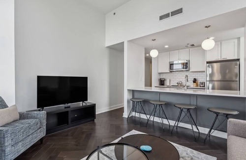 Downtown Pittsburgh Hotel | Pet-Friendly Downtown | Kitchen & Laundry | Walk to Point State Park