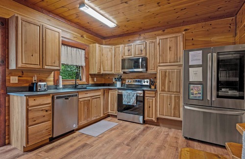 Cosby Cabin | Pet friendly, FULLY LOADED. Sleeps 20 in the Smokies