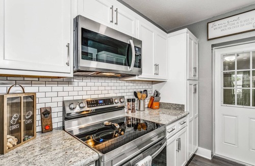 Southeast Pensacola House | Pet Friendly Historic East Hill Cottage - Charming 2bd/1bath Home with Fast Wifi