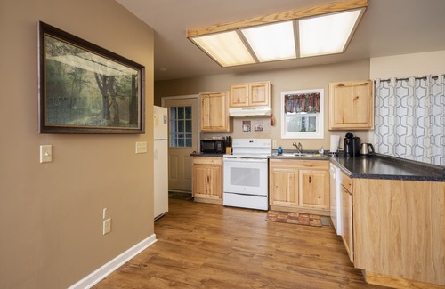 Luray Cabin | Pet friendly home just minutes from the river and a short drive to Luray Caverns