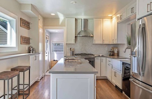 West Annapolis House | Pet-Friendly Home Near USNA Stadium with Parking