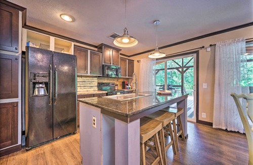 Broken Bow House | Pet-Friendly Home w/Deck in Broken Bow!