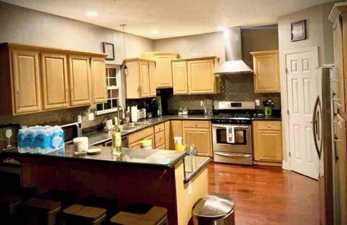 Erie House | Pet Friendly Home wooded setting 3000 Sq ft