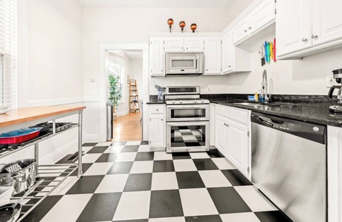 Southmoreland House | Pet-friendly KC Bungalow with Fenced Yard