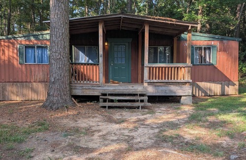 Coushatta Cabin | Pet friendly Lakeview cabin with fishing area near Coushatta La.