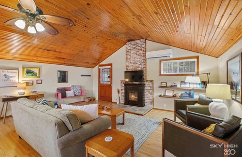 Garfield Cabin | Pet-friendly Lakeview Cabin on Beaver w/Firepit