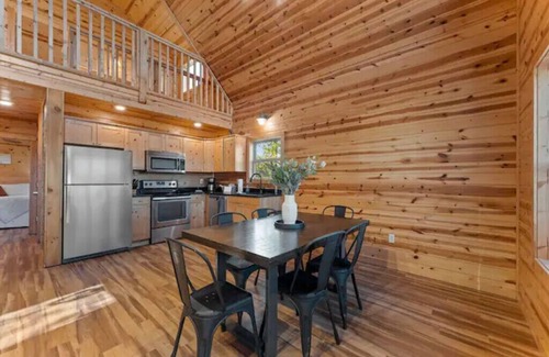 Jasper Cabin | Pet-Friendly Mnt. View Cabin Near River w/Fire Pit + Hot Tub Sleeps 10
