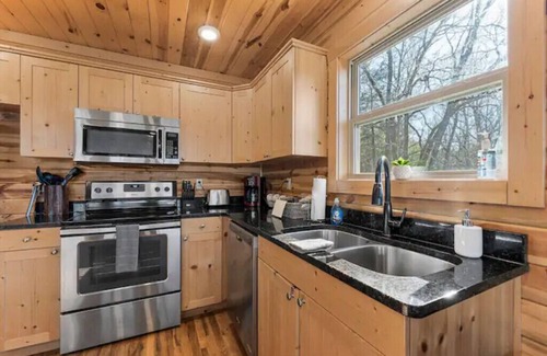 Jasper Cabin | Pet-Friendly Mnt. View Cabin Near River w/Fire Pit + Hot Tub Sleeps 10