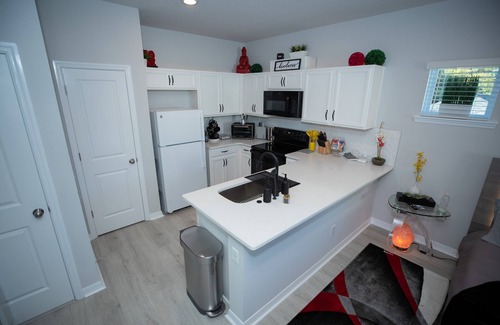 Colonialtown South House | Pet Friendly Modern Zen Studio Retreat W/Hot Tub! Home by RedAwning