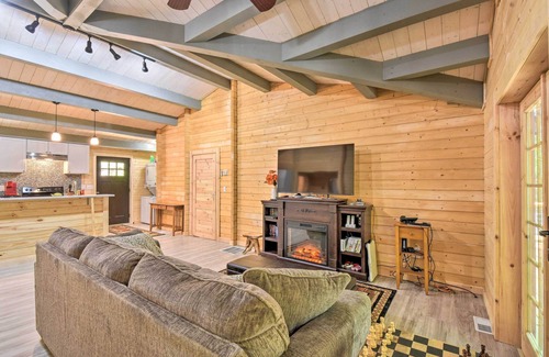 Otto Cabin | Pet-Friendly Otto Mountain Cabin w/Fireplace!