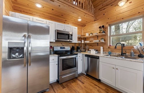 Jasper Cabin | Pet-Friendly Peaceful Cabin Near River w/Fire Pit + Hot Tub Sleeps 10