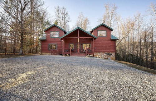 Cosby Cabin | Pet friendly! Private heated pool! Theatre!