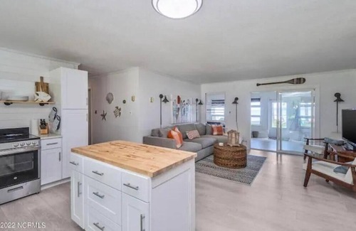 Hertford Cottage | Pet Friendly, Private Waterfront Cottage