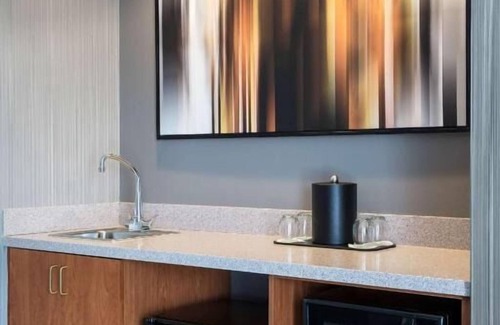 Emeryville Hotel | Pet friendly Property! Indoor swimming pool, Close to Tilden Regional Park!