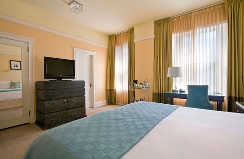 Goose Hollow Hotel | Pet-friendly Property! 2 Comfortable Units, Mini-golf Course, Pop- Up Cinema!