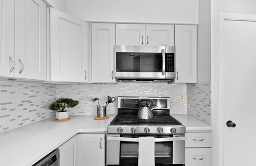 Milwood House | Pet Friendly - Q2 & Domain - King Bed + Pool Table