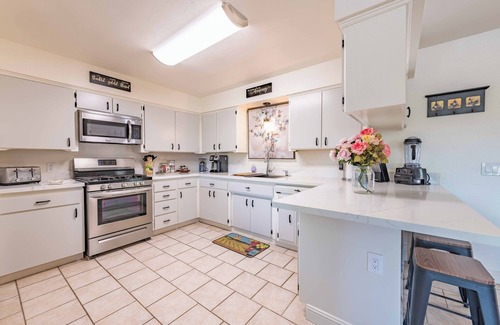 Paso Robles House | Pet Friendly Ranch with Fire Pit, BBQ and Pool!