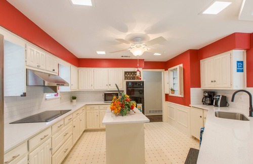 Richardson House | Pet-Friendly Richardson Retreat with Heated Pool