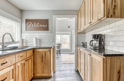 Zigzag House | Pet friendly River front Cabin w Hot Tub and BBQ