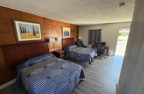 Danville Hotel | Pet-Friendly Room Near Dan Daniel Park and Historic Art Museum in Town