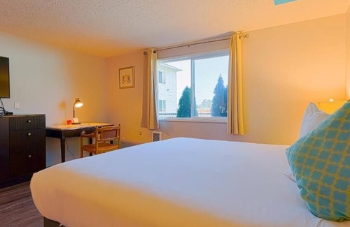 Seaside Hotel | Pet-friendly Room with Kitchenette Near Carousel Mall
