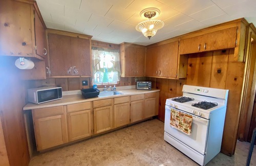 Port Hope Cottage | Pet friendly Sandy Beach Access Oasis.