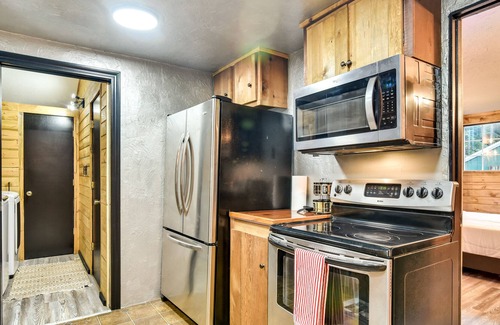 Sandy Cabin | Pet-Friendly Sandy Cabin w/ Spacious Fire Pit!