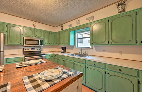 Broken Bow Cottage | Pet-Friendly 'Shady Oaks' Broken Bow Gem w/Patio!