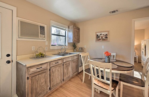 Broken Bow Cottage | Pet-Friendly 'Shady Oaks' Broken Bow Gem w/Patio!