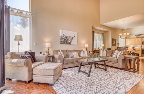 Redmond House | Pet-Friendly Smart Modern Townhome - Eagle Crest Resort Passes! Pools, Spa, Golf