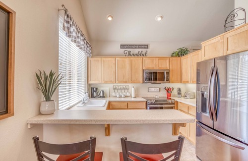 Redmond House | Pet-Friendly Smart Modern Townhome - Eagle Crest Resort Passes! Pools, Spa, Golf
